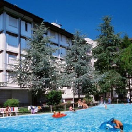 Lignano With Pool Appartement Lignano Sabbiadoro Buitenkant foto