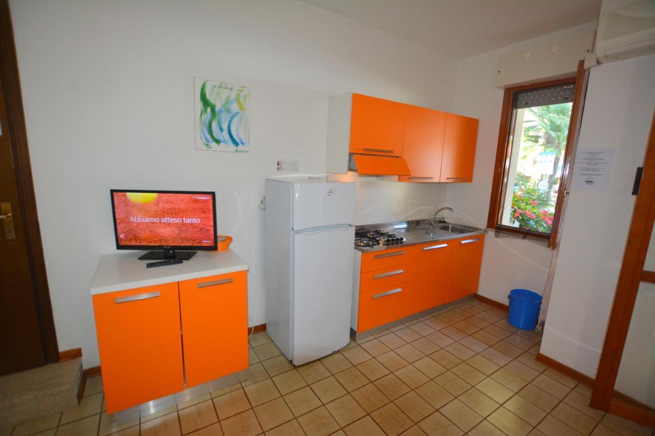 Lignano With Pool Appartement Lignano Sabbiadoro Buitenkant foto
