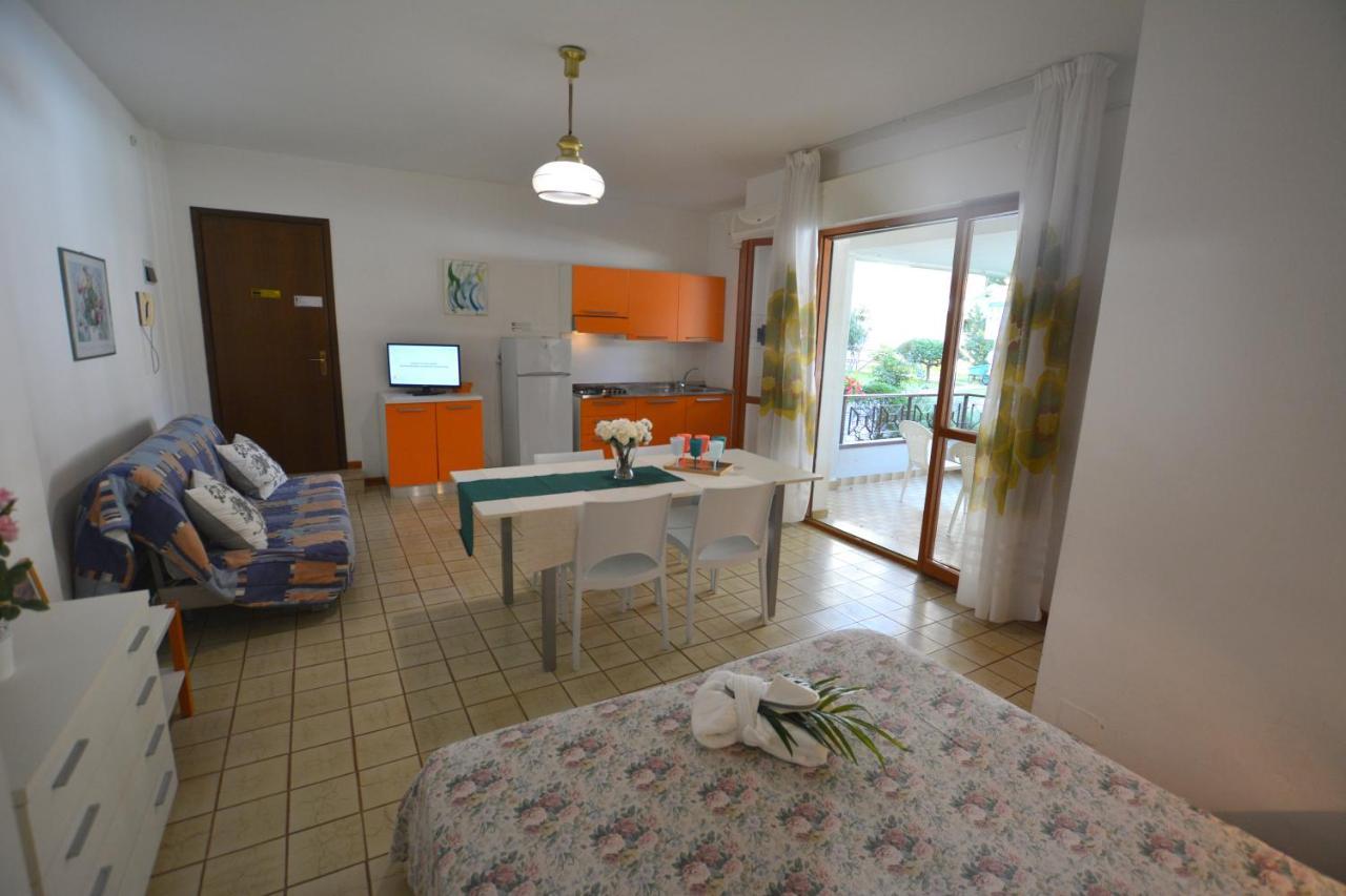 Lignano With Pool Appartement Lignano Sabbiadoro Buitenkant foto