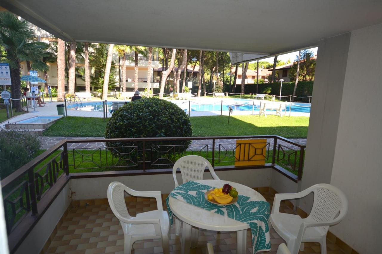 Lignano With Pool Appartement Lignano Sabbiadoro Buitenkant foto