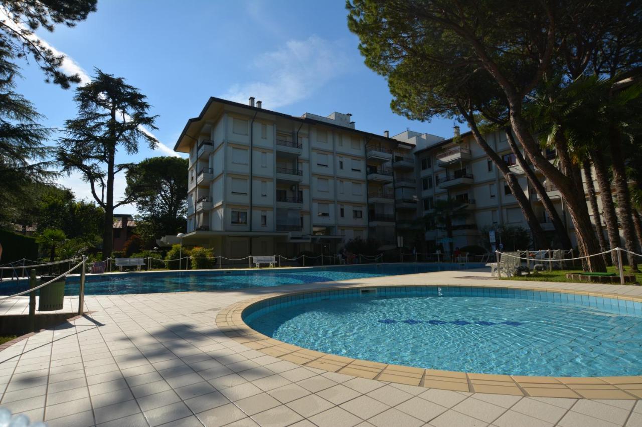 Lignano With Pool Appartement Lignano Sabbiadoro Buitenkant foto