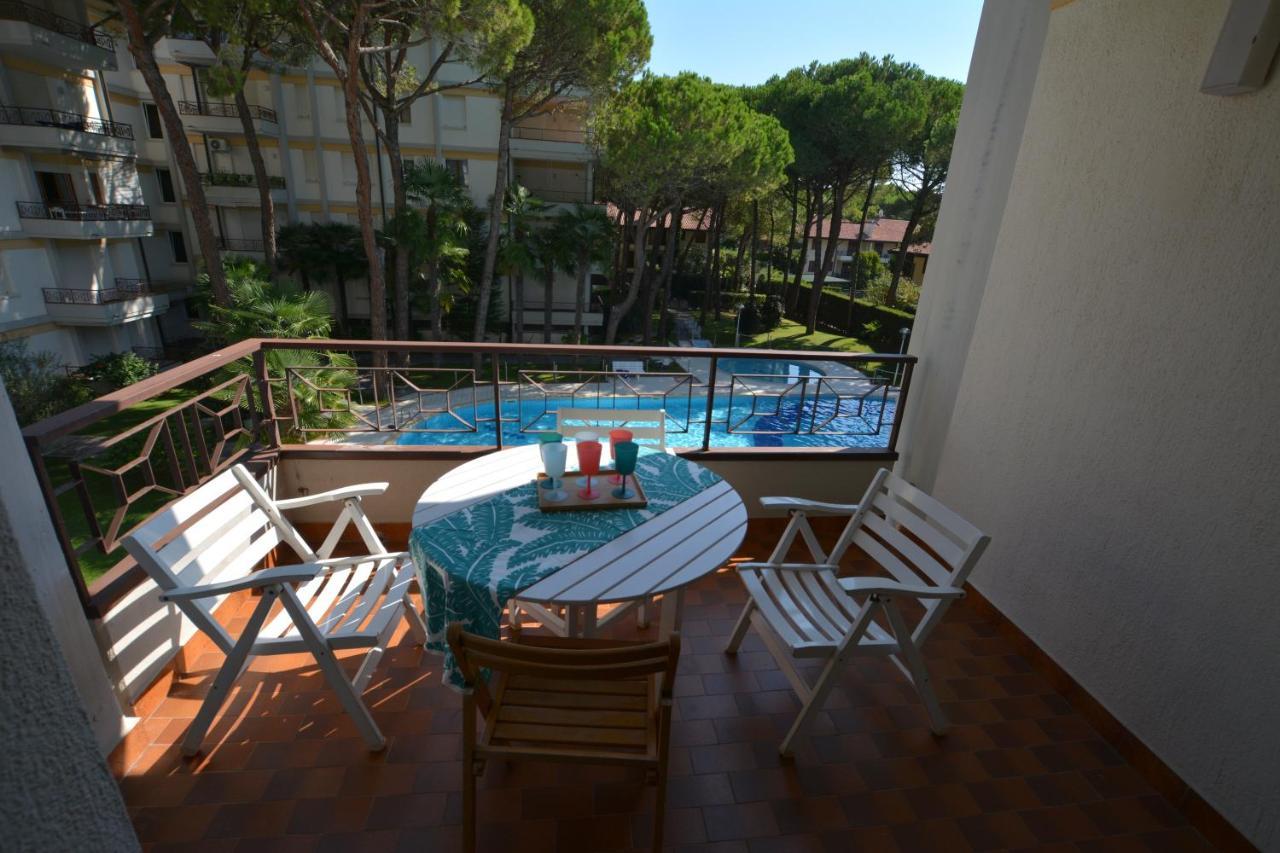 Lignano With Pool Appartement Lignano Sabbiadoro Buitenkant foto