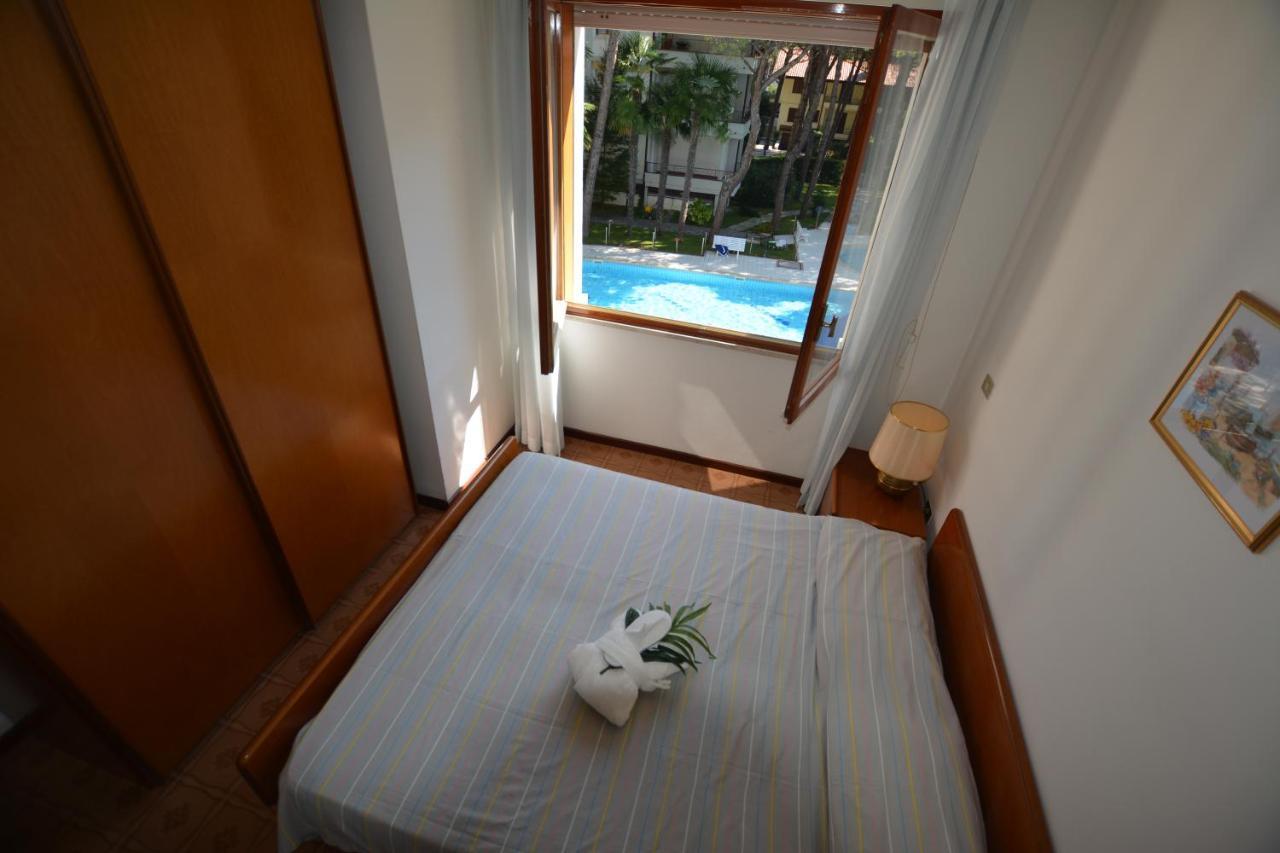 Lignano With Pool Appartement Lignano Sabbiadoro Buitenkant foto