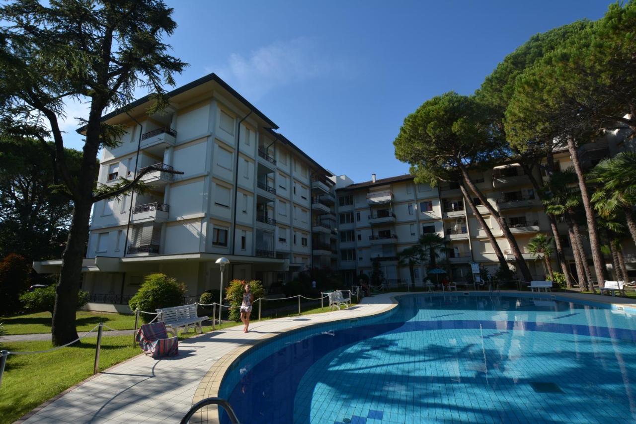 Lignano With Pool Appartement Lignano Sabbiadoro Buitenkant foto