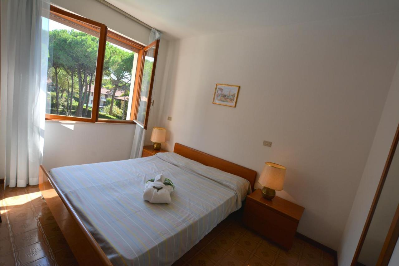 Lignano With Pool Appartement Lignano Sabbiadoro Buitenkant foto