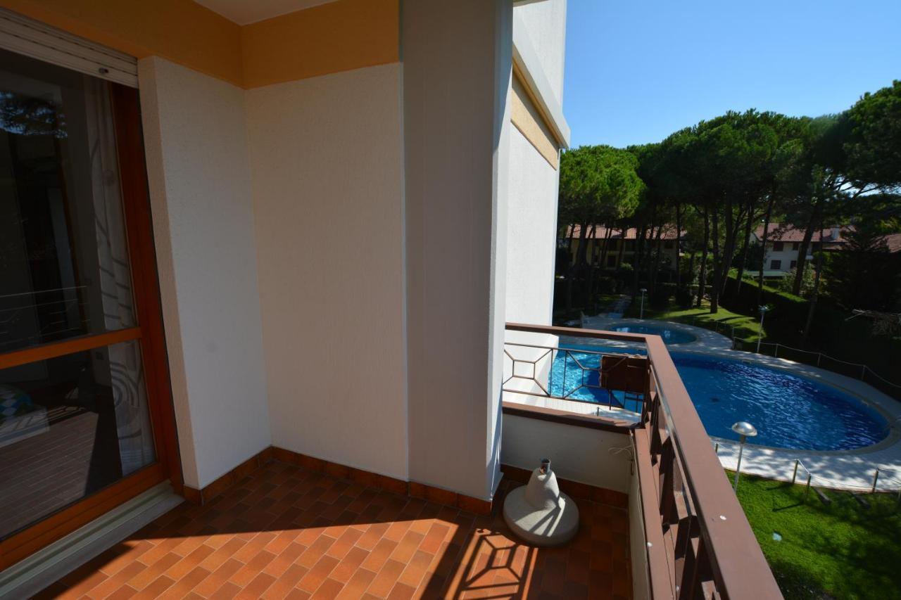 Lignano With Pool Appartement Lignano Sabbiadoro Buitenkant foto