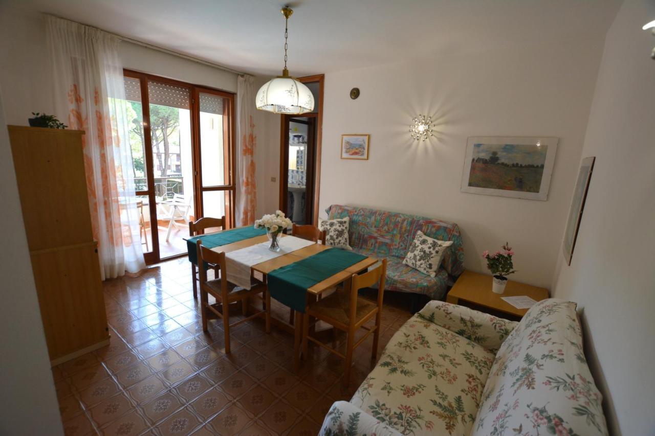 Lignano With Pool Appartement Lignano Sabbiadoro Buitenkant foto