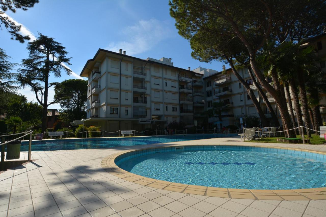 Lignano With Pool Appartement Lignano Sabbiadoro Buitenkant foto