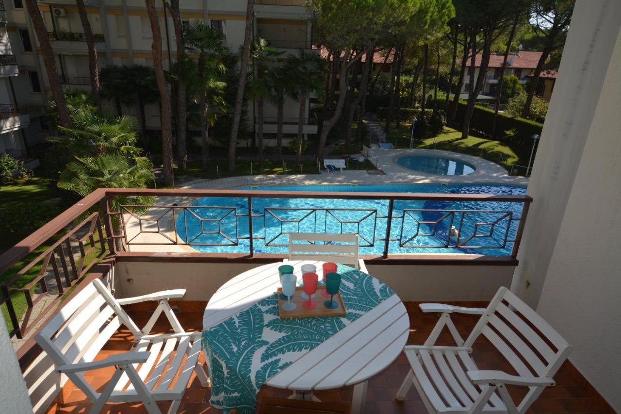 Lignano With Pool Appartement Lignano Sabbiadoro Buitenkant foto