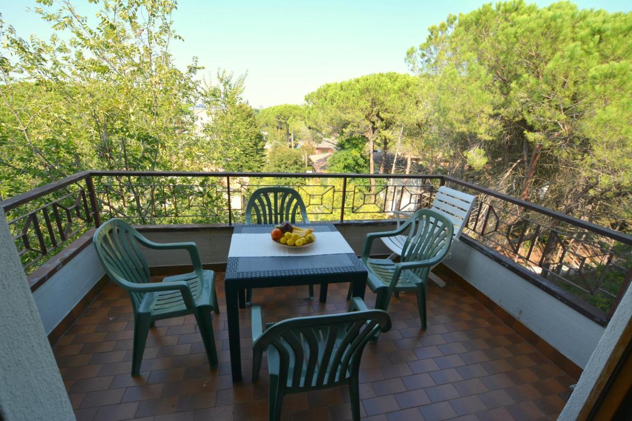 Lignano With Pool Appartement Lignano Sabbiadoro Buitenkant foto
