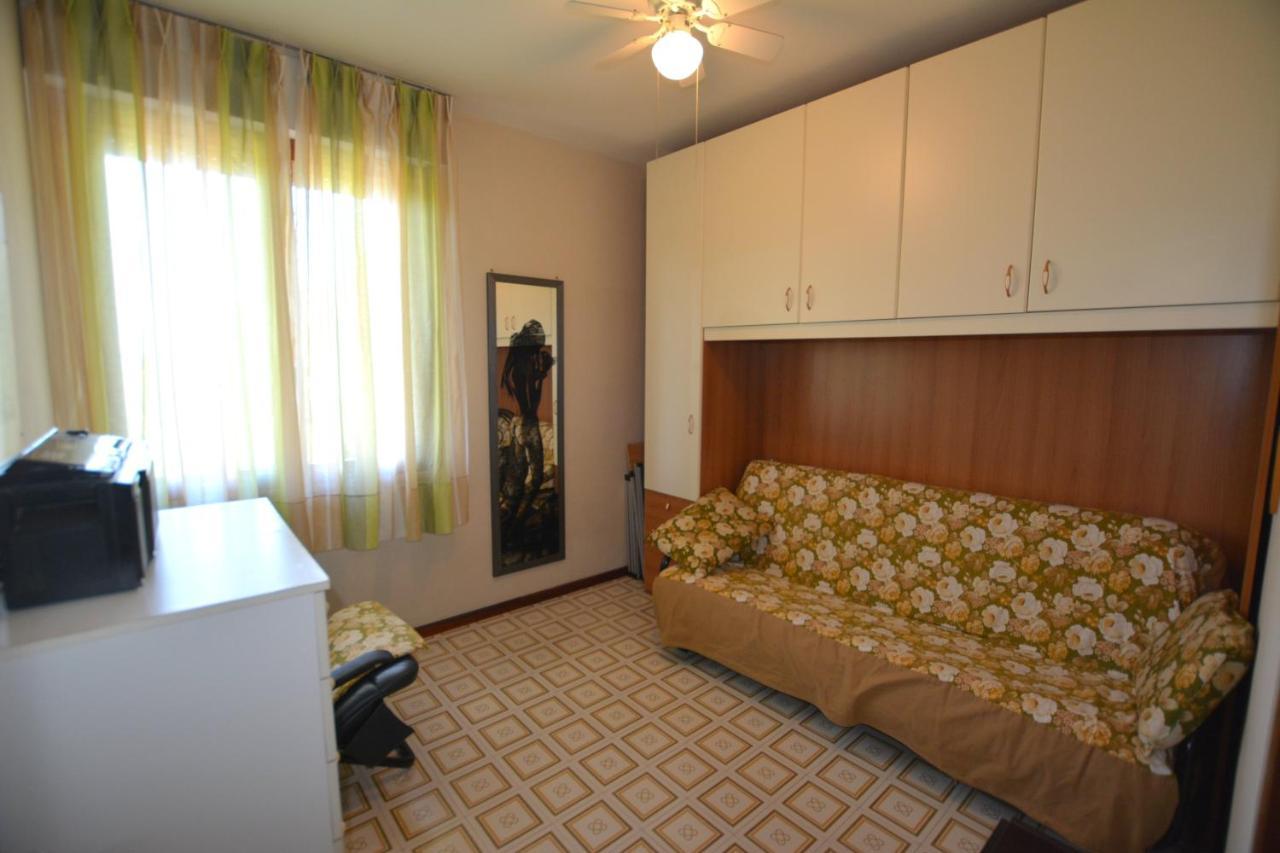 Lignano With Pool Appartement Lignano Sabbiadoro Buitenkant foto