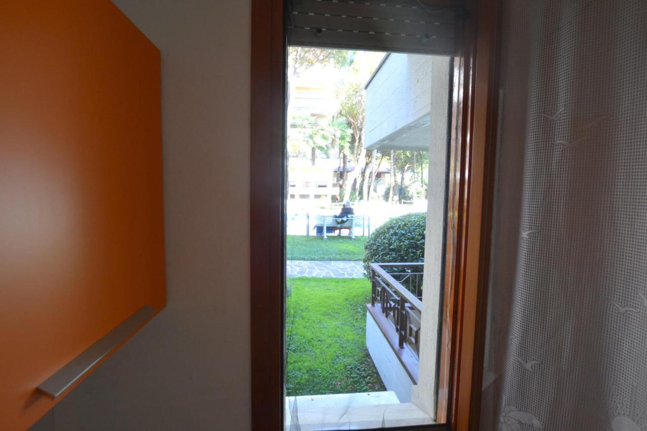 Lignano With Pool Appartement Lignano Sabbiadoro Buitenkant foto