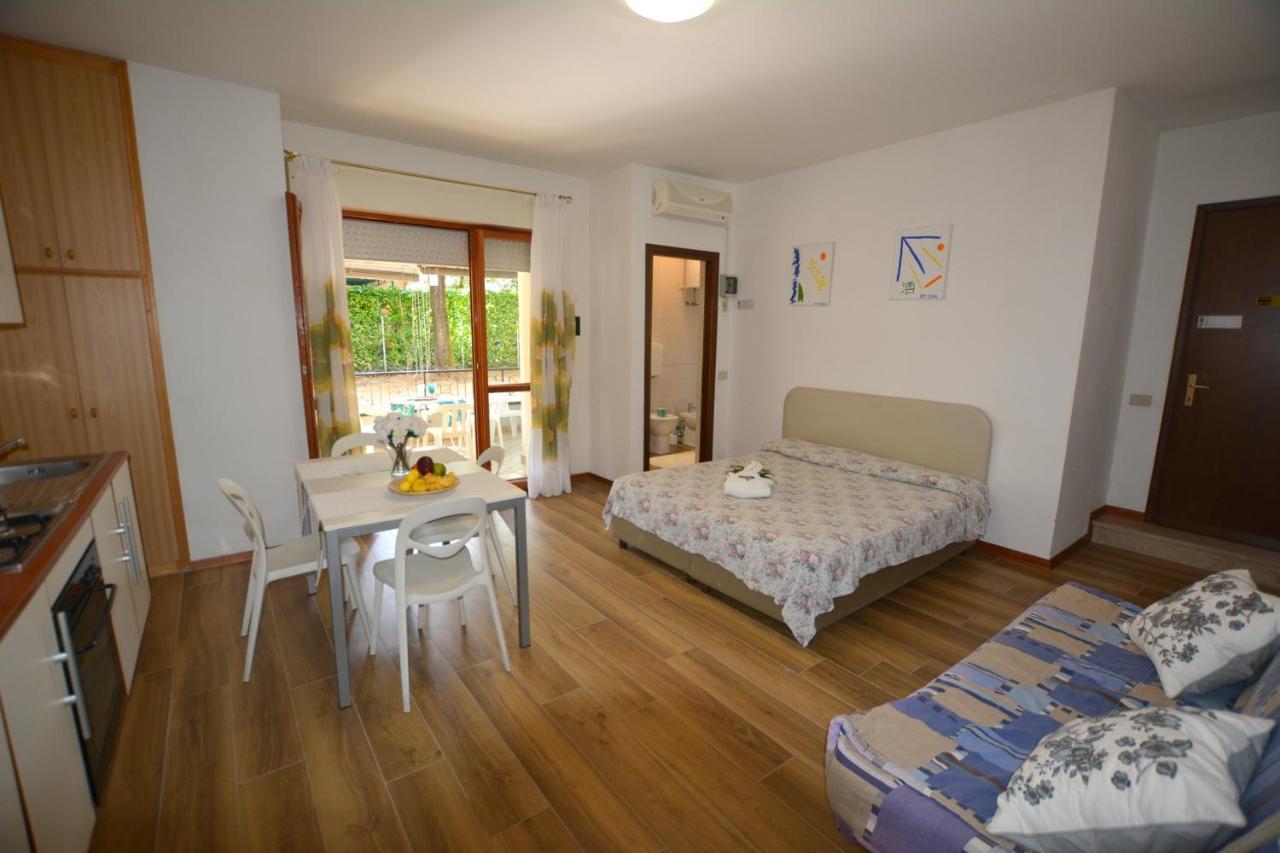 Lignano With Pool Appartement Lignano Sabbiadoro Buitenkant foto