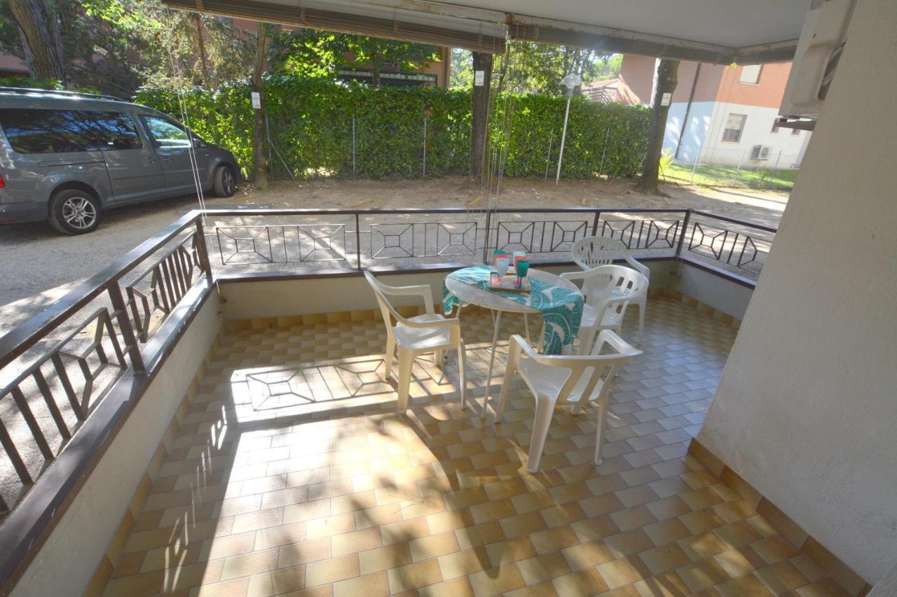 Lignano With Pool Appartement Lignano Sabbiadoro Buitenkant foto