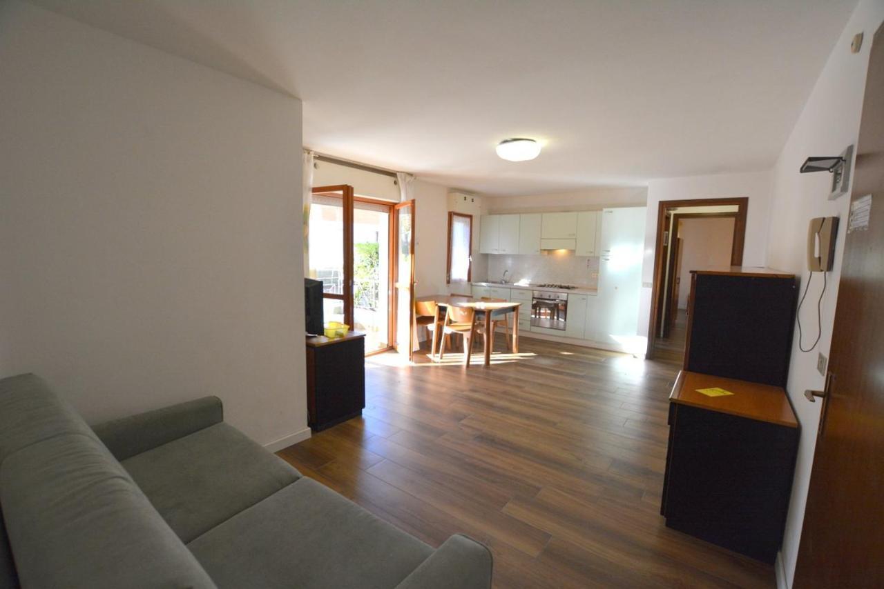 Lignano With Pool Appartement Lignano Sabbiadoro Buitenkant foto