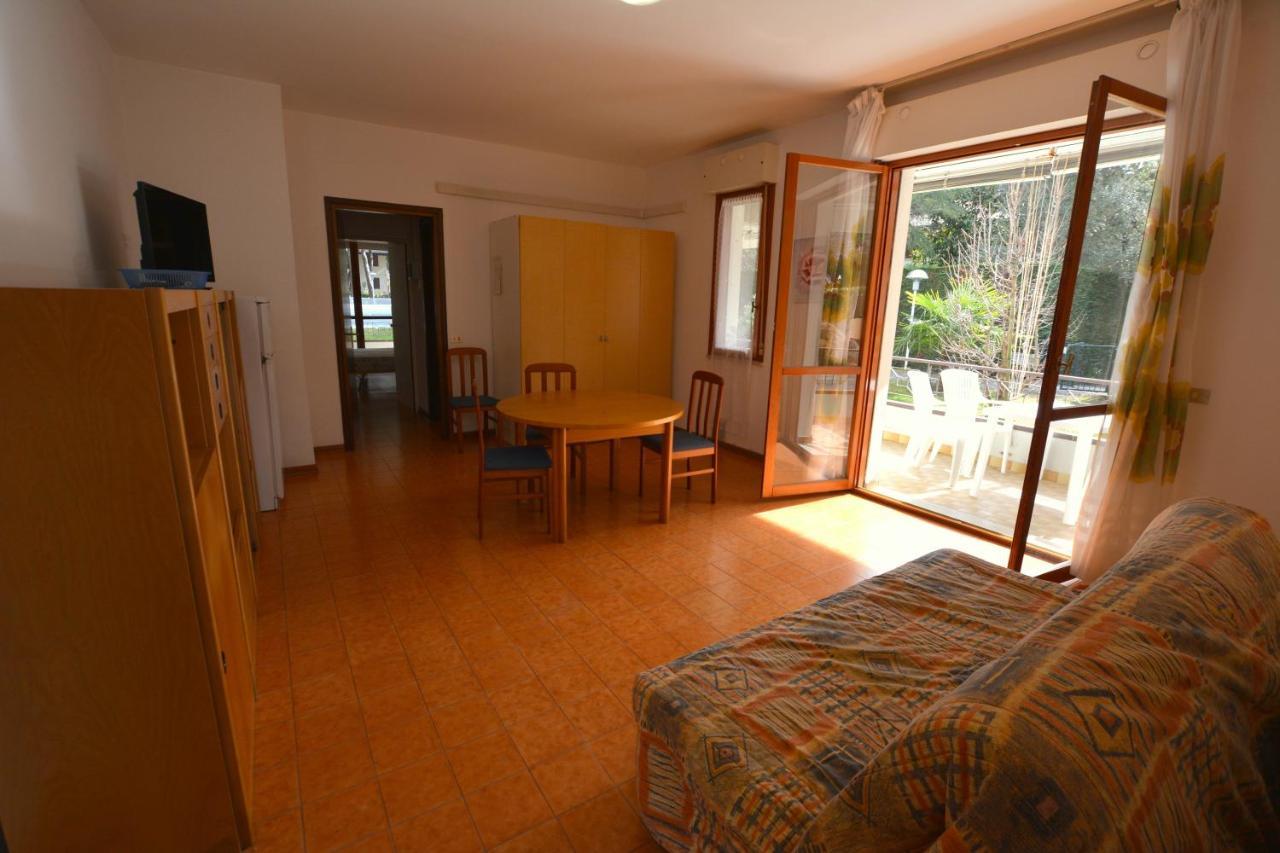 Lignano With Pool Appartement Lignano Sabbiadoro Buitenkant foto