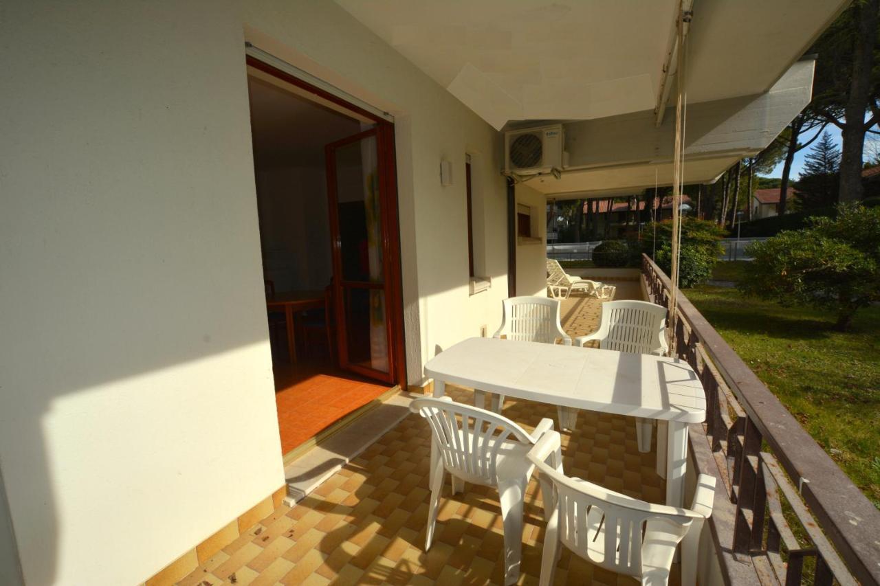 Lignano With Pool Appartement Lignano Sabbiadoro Buitenkant foto