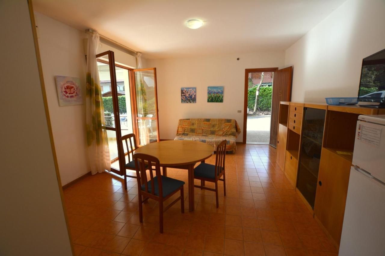 Lignano With Pool Appartement Lignano Sabbiadoro Buitenkant foto