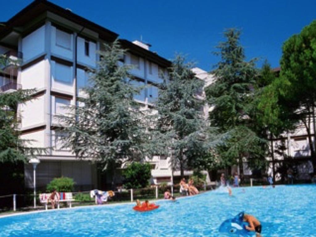 Lignano With Pool Appartement Lignano Sabbiadoro Buitenkant foto