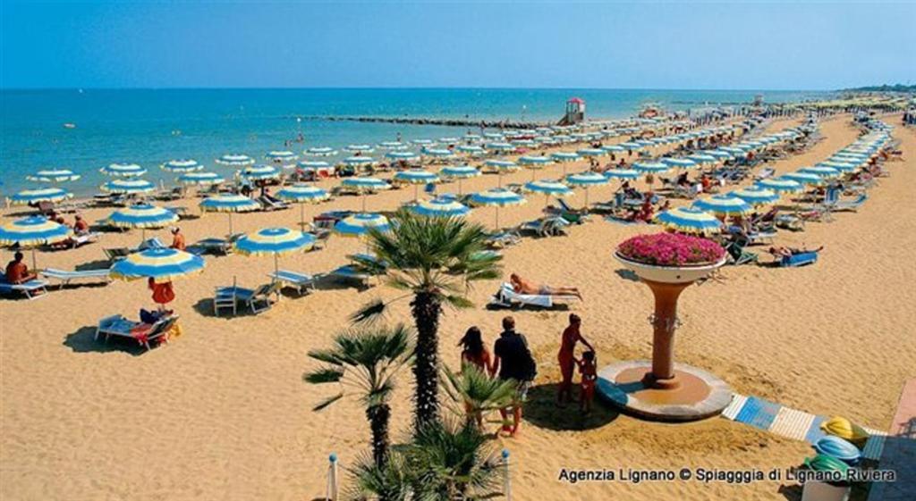 Lignano With Pool Appartement Lignano Sabbiadoro Buitenkant foto